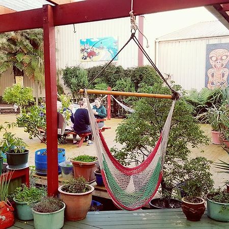 Bazil'S Backpackers Bbh Hostel & Surf School Уестпорт Екстериор снимка