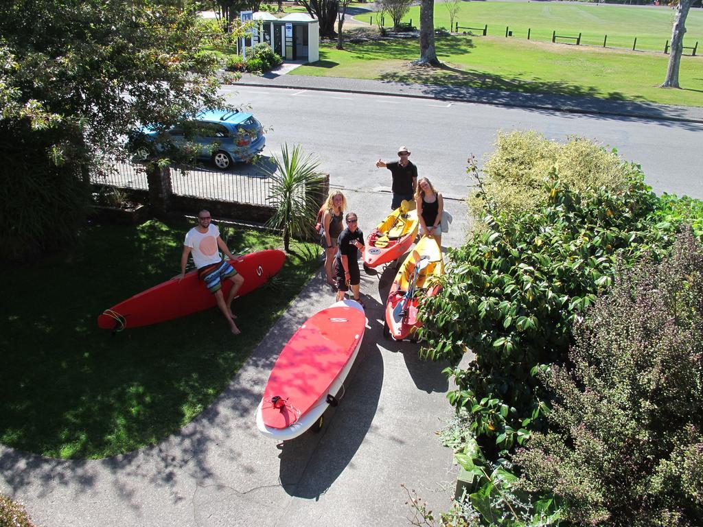 Bazil'S Backpackers Bbh Hostel & Surf School Уестпорт Екстериор снимка