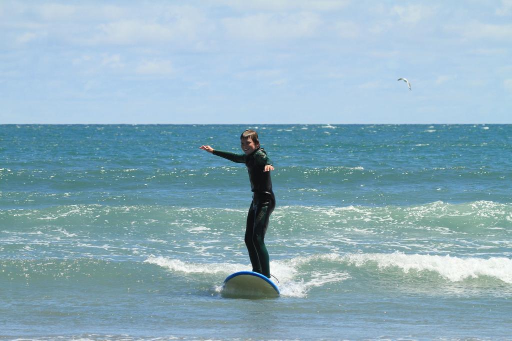 Bazil'S Backpackers Bbh Hostel & Surf School Уестпорт Екстериор снимка