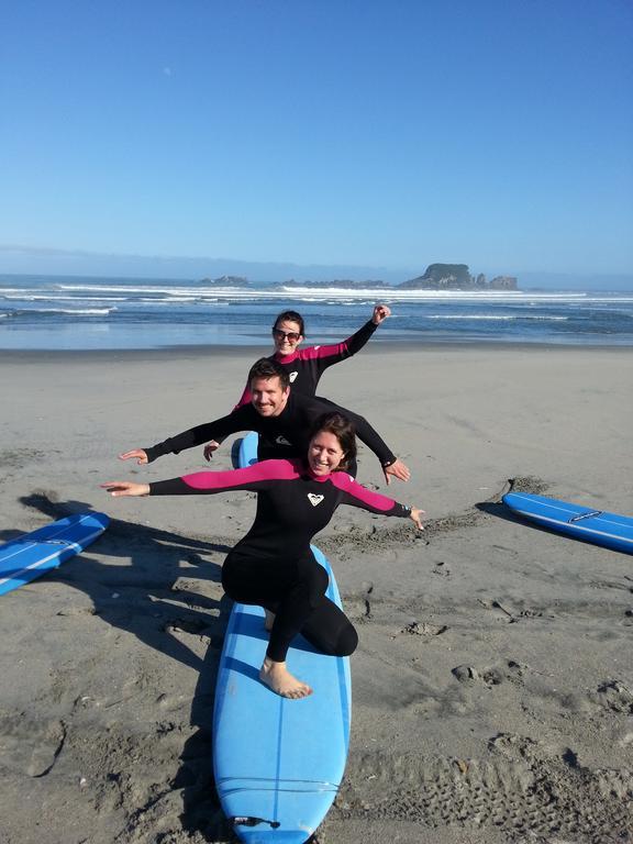 Bazil'S Backpackers Bbh Hostel & Surf School Уестпорт Екстериор снимка