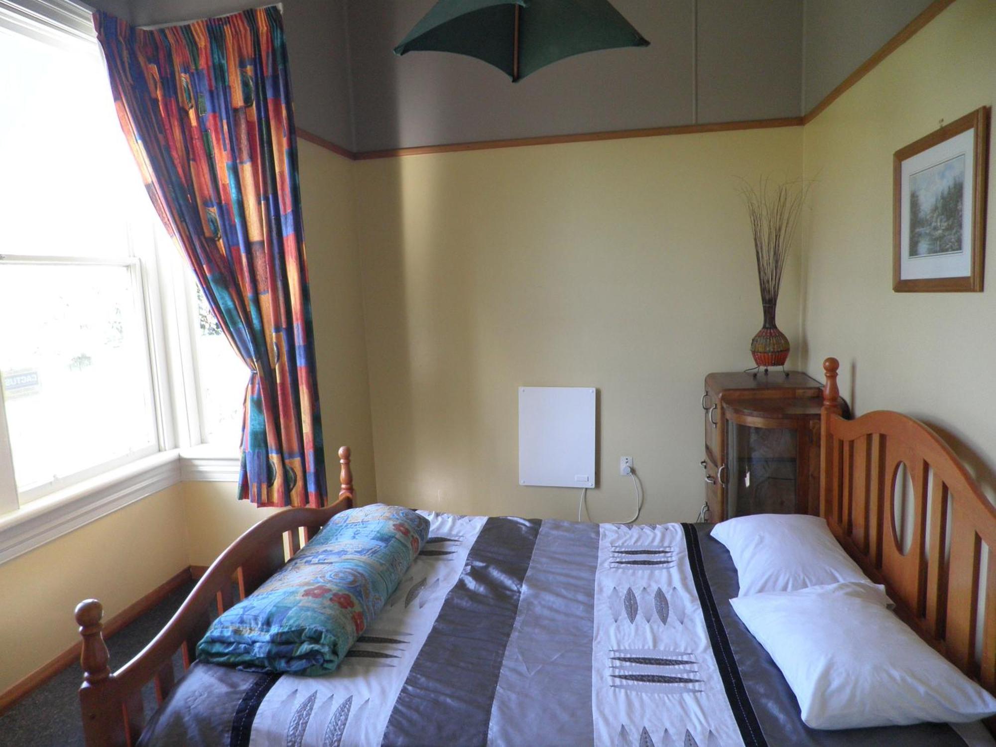 Bazil'S Backpackers Bbh Hostel & Surf School Уестпорт Екстериор снимка