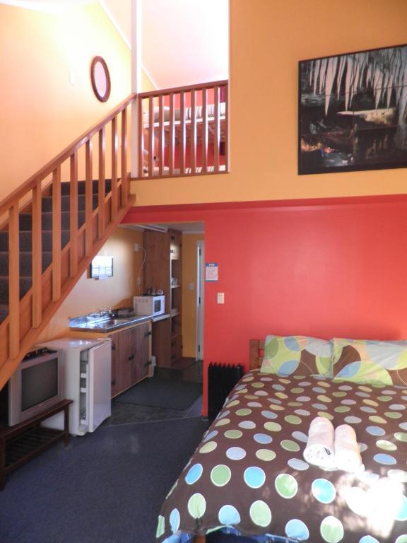 Bazil'S Backpackers Bbh Hostel & Surf School Уестпорт Екстериор снимка