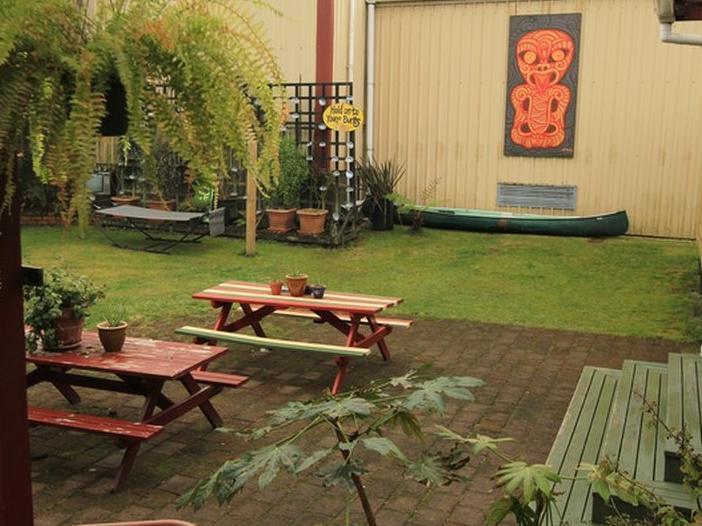 Bazil'S Backpackers Bbh Hostel & Surf School Уестпорт Екстериор снимка