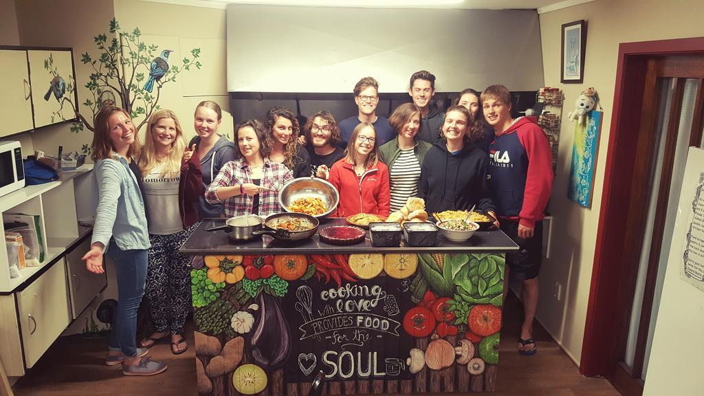 Bazil'S Backpackers Bbh Hostel & Surf School Уестпорт Екстериор снимка