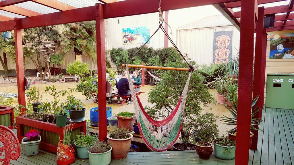 Bazil'S Backpackers Bbh Hostel & Surf School Уестпорт Екстериор снимка