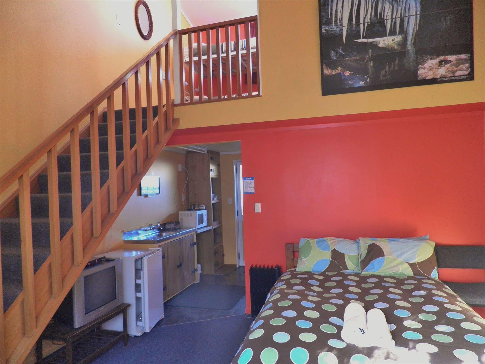 Bazil'S Backpackers Bbh Hostel & Surf School Уестпорт Екстериор снимка