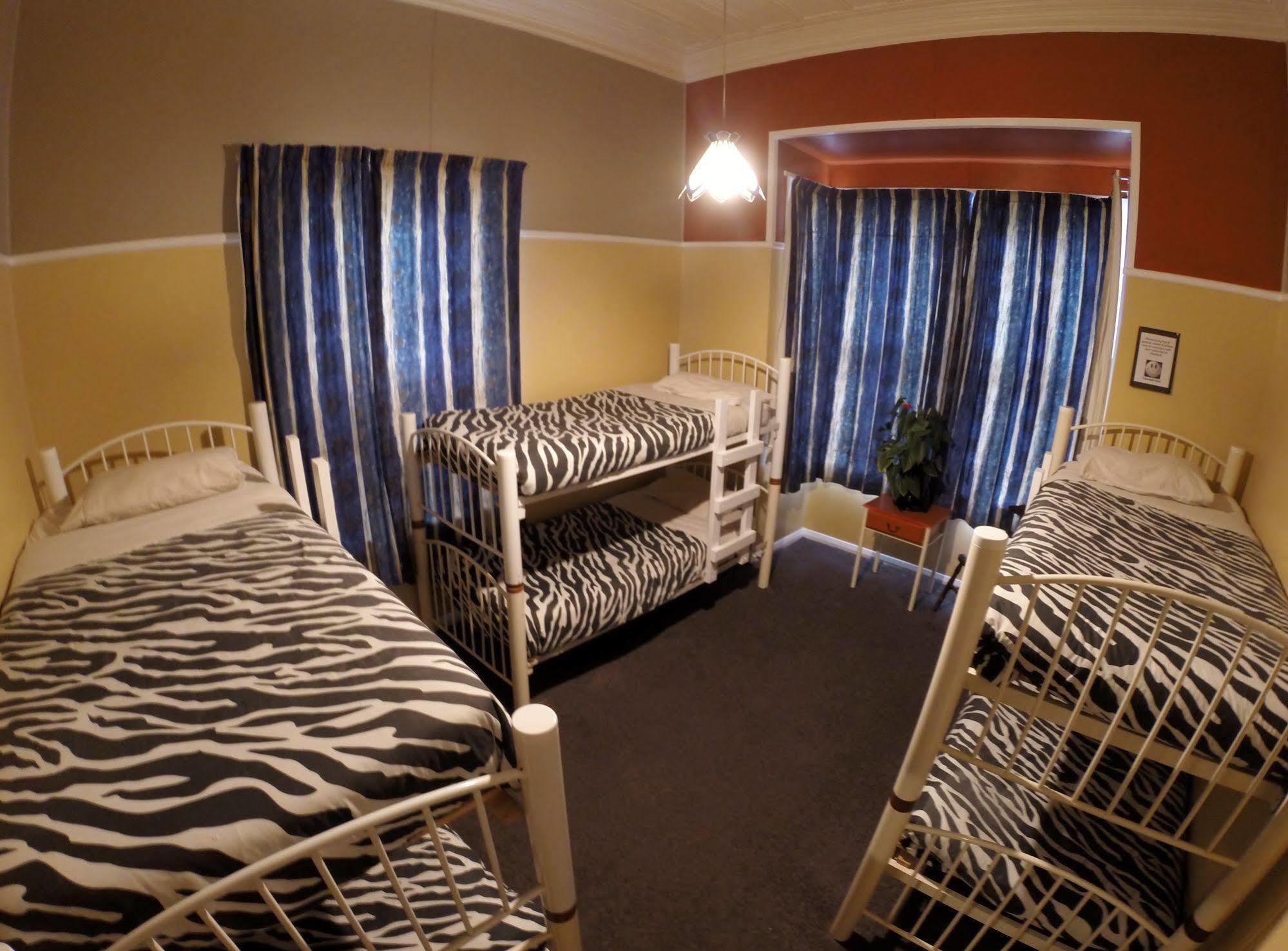 Bazil'S Backpackers Bbh Hostel & Surf School Уестпорт Екстериор снимка