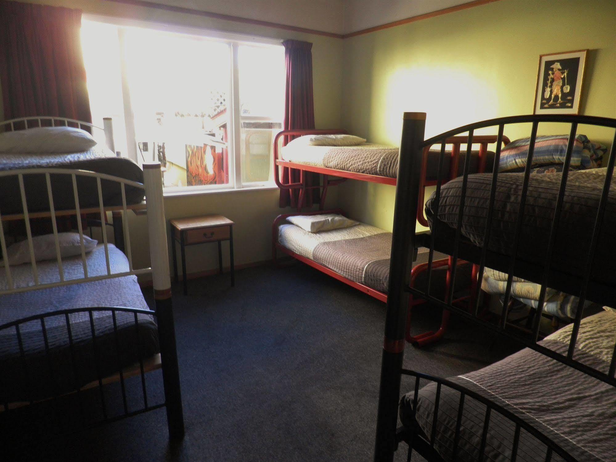 Bazil'S Backpackers Bbh Hostel & Surf School Уестпорт Екстериор снимка