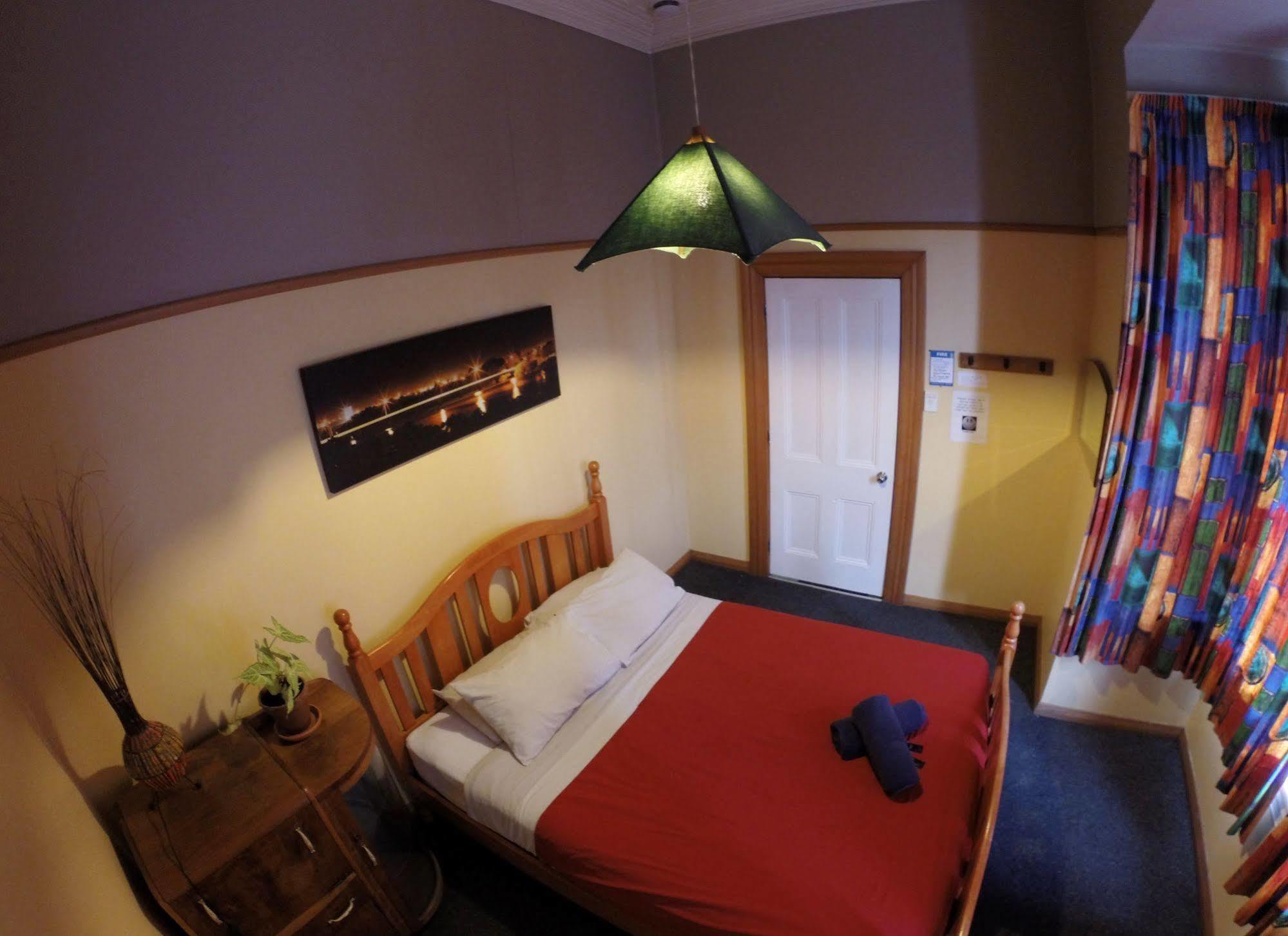 Bazil'S Backpackers Bbh Hostel & Surf School Уестпорт Екстериор снимка