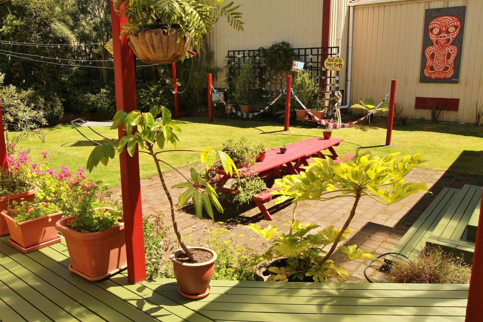 Bazil'S Backpackers Bbh Hostel & Surf School Уестпорт Екстериор снимка