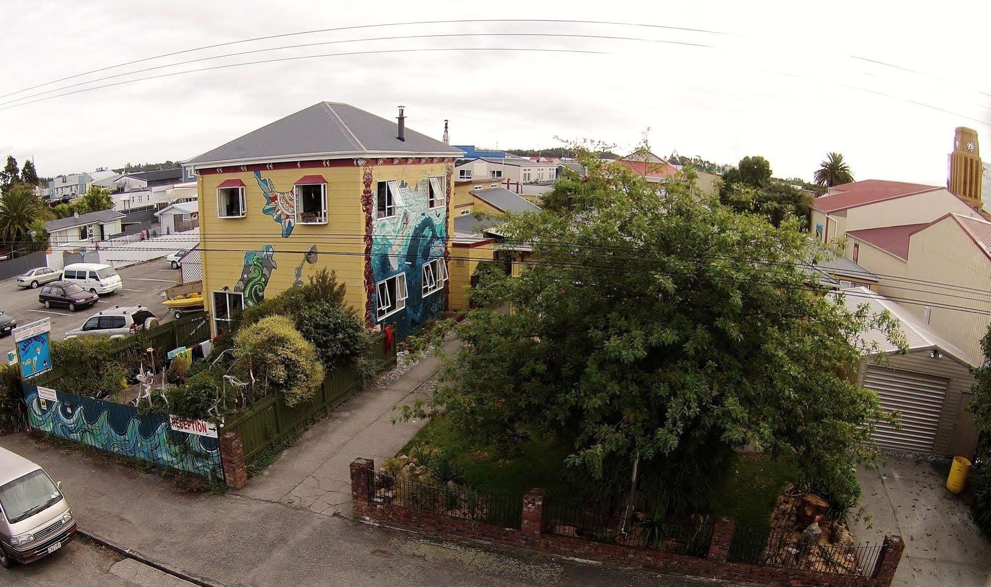Bazil'S Backpackers Bbh Hostel & Surf School Уестпорт Екстериор снимка