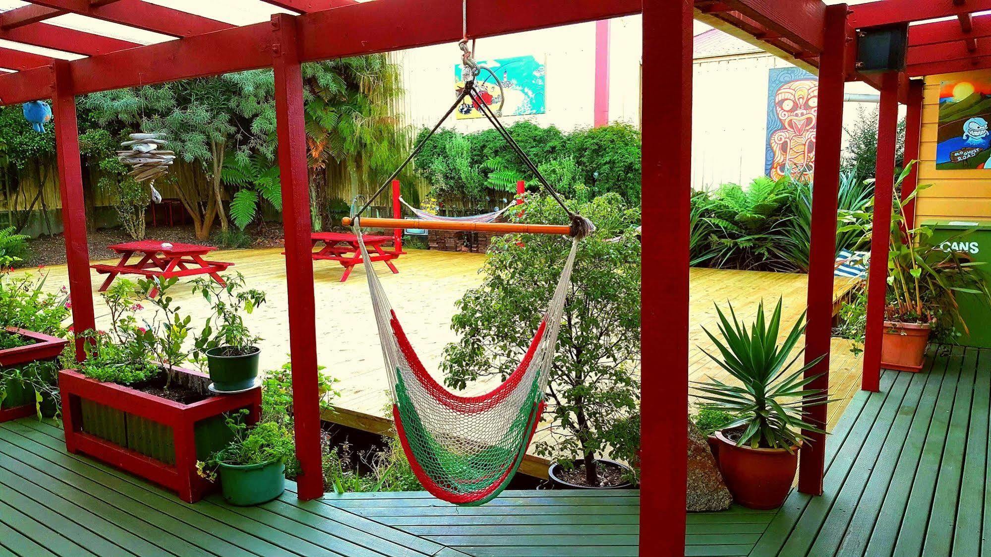 Bazil'S Backpackers Bbh Hostel & Surf School Уестпорт Екстериор снимка