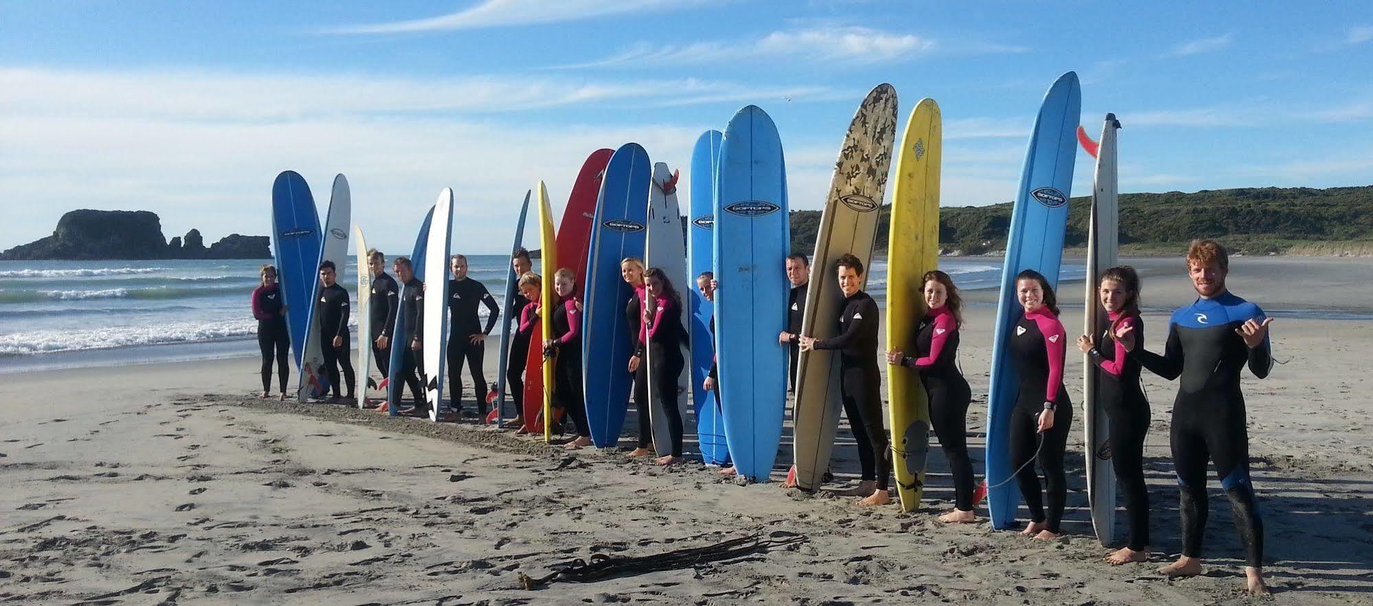 Bazil'S Backpackers Bbh Hostel & Surf School Уестпорт Екстериор снимка