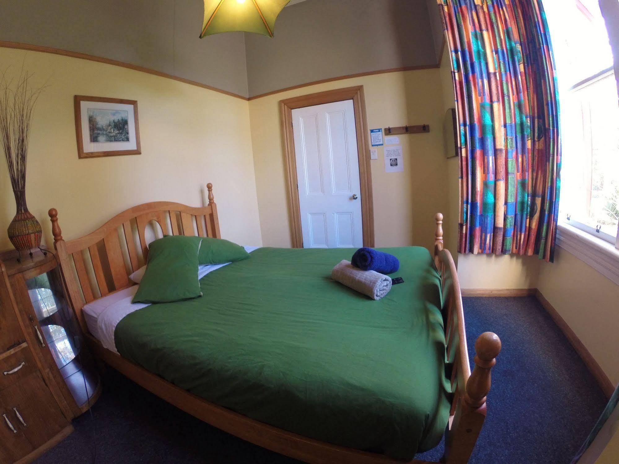 Bazil'S Backpackers Bbh Hostel & Surf School Уестпорт Екстериор снимка