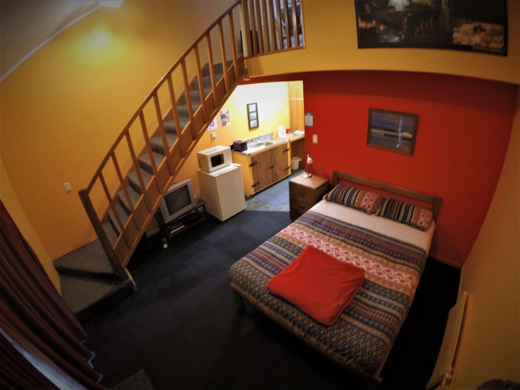 Bazil'S Backpackers Bbh Hostel & Surf School Уестпорт Екстериор снимка