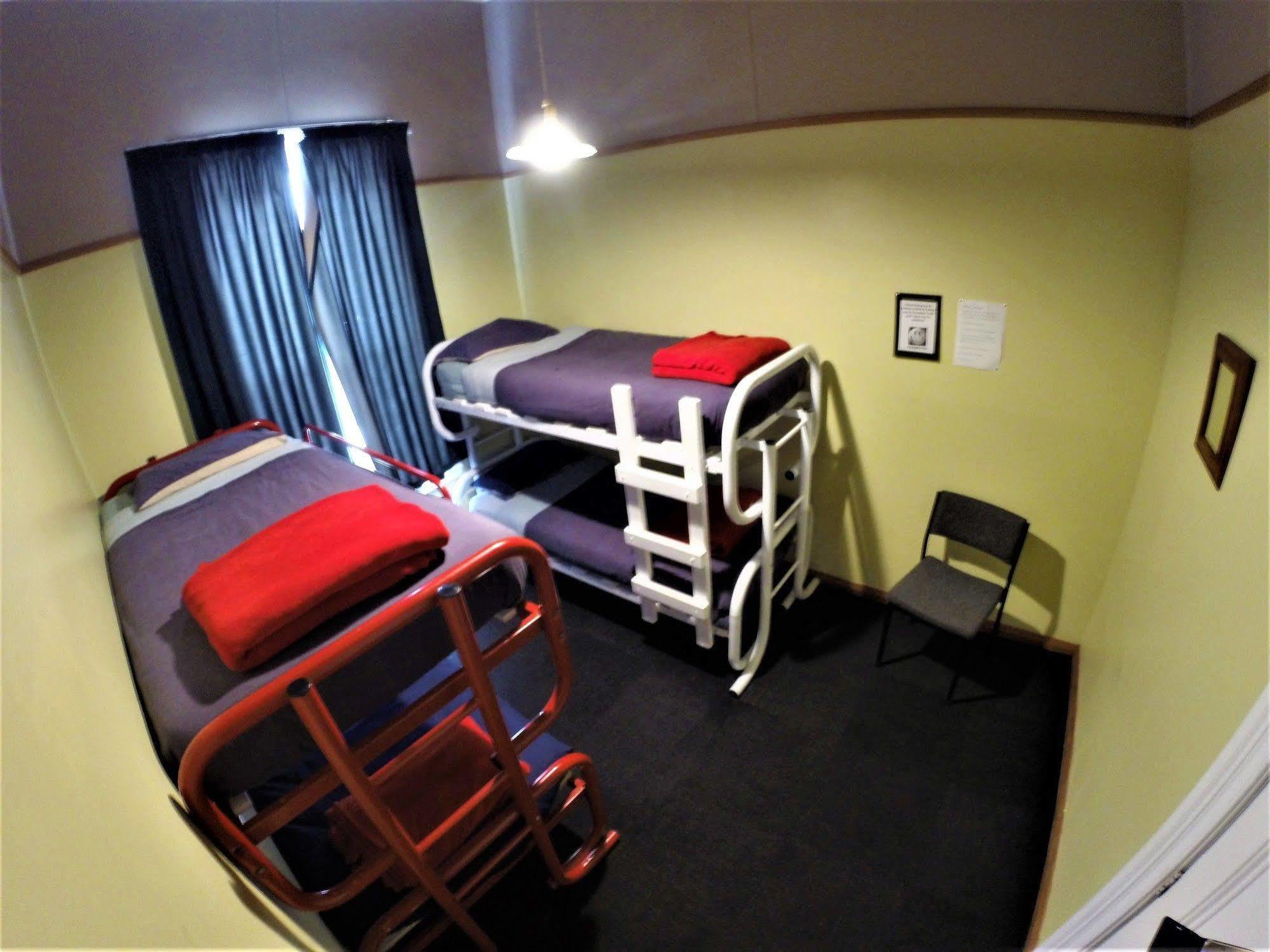 Bazil'S Backpackers Bbh Hostel & Surf School Уестпорт Екстериор снимка