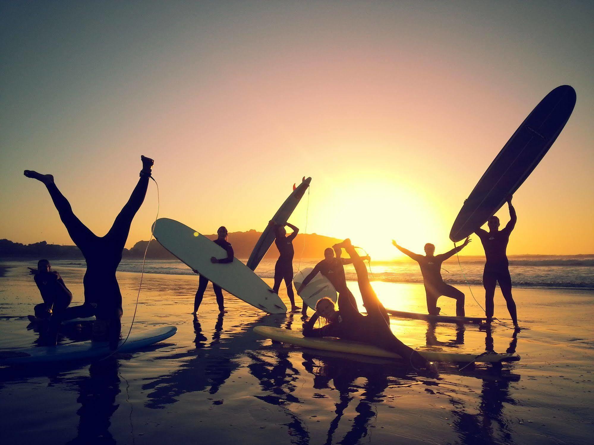 Bazil'S Backpackers Bbh Hostel & Surf School Уестпорт Екстериор снимка