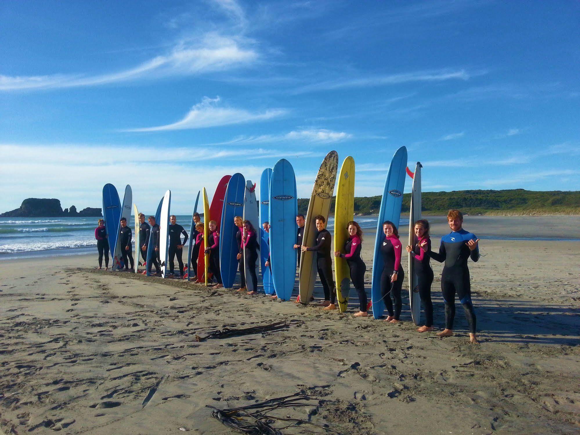 Bazil'S Backpackers Bbh Hostel & Surf School Уестпорт Екстериор снимка