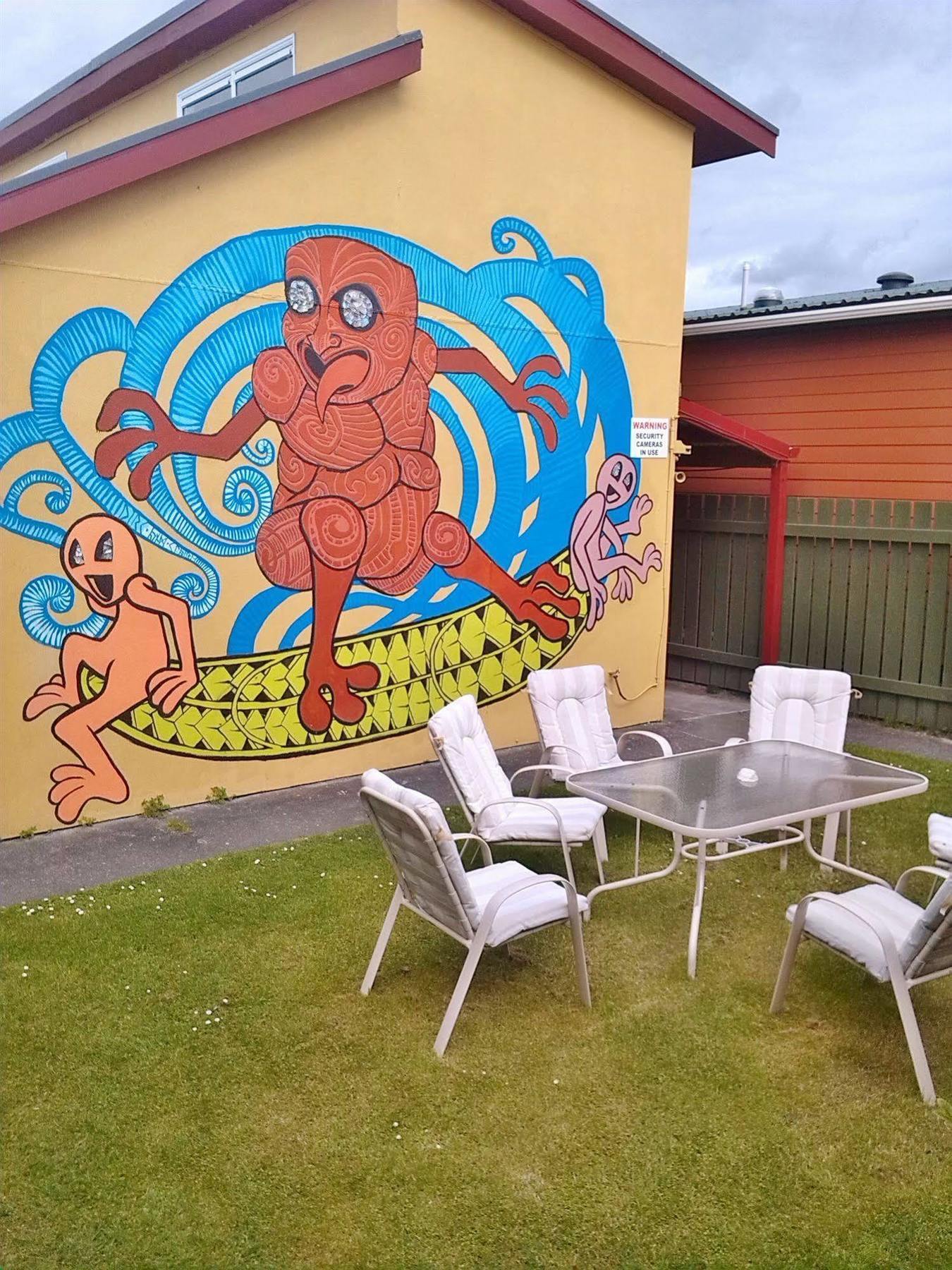 Bazil'S Backpackers Bbh Hostel & Surf School Уестпорт Екстериор снимка