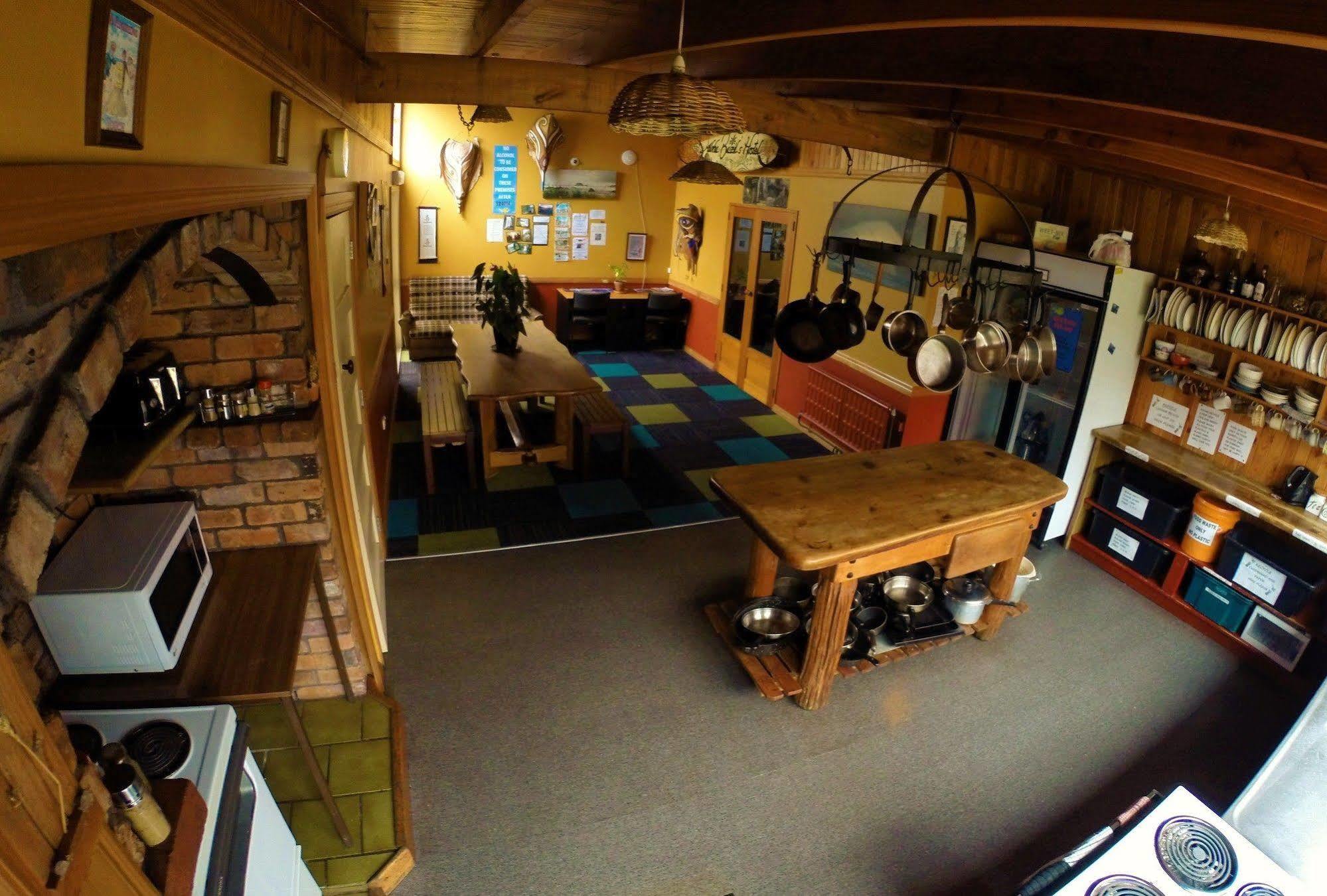 Bazil'S Backpackers Bbh Hostel & Surf School Уестпорт Екстериор снимка