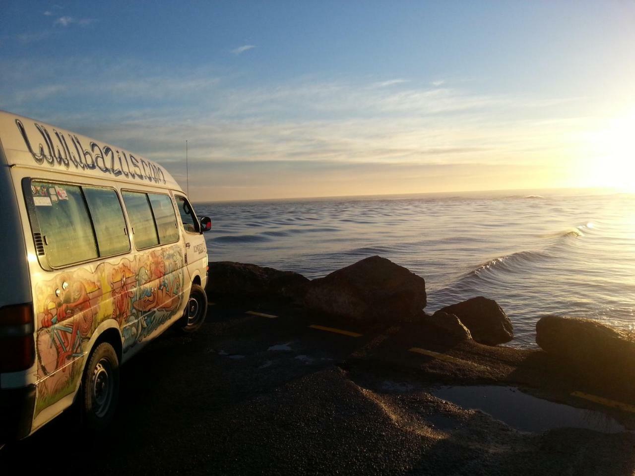 Bazil'S Backpackers Bbh Hostel & Surf School Уестпорт Екстериор снимка